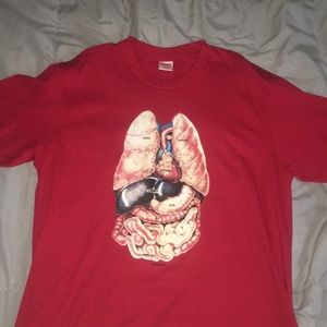 SUPREME GUTS TEE